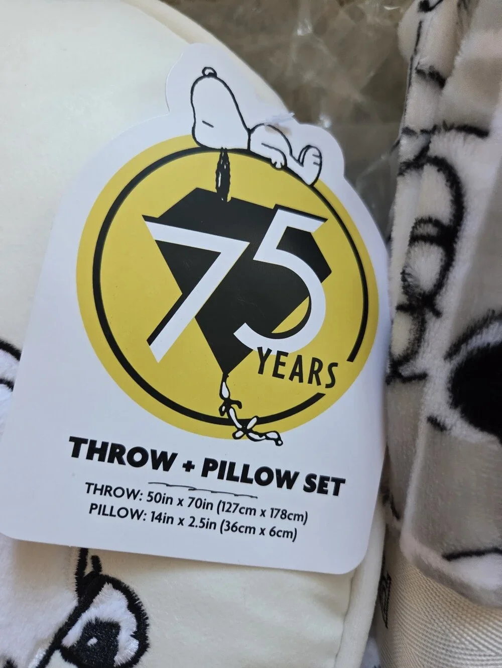 Peanuts Snoopy 75th Anniversary Commerative BERKSHIRE Round Pillow & throw set